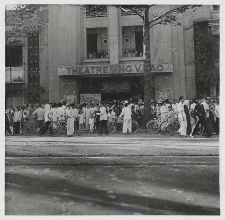 Vào đầu thế kỷ 20, nhiều nhiếp ảnh gia quốc tế đã đến Việt Nam và chụp được nhiều bức ảnh về việc đón Tết Nguyên đán của người dân. Trong ảnh là nhiều người dân tới rạp Nguyễn Văn Hảo trên đại lộ Galliéni (nay là Trần Hưng Đạo), Sài Gòn năm 1949 để xem phim dịp Tết.