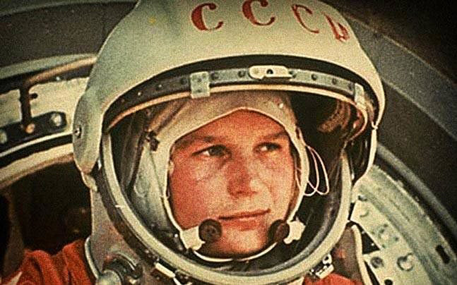 Vào 58 năm sau, ngày 12/4/1961, phi hành gia Liên Xô Yuri Gagarin đi vào lịch sử nhân loại khi được công nhận là người đầu tiên bay vào vũ trụ. Ông đã thực hiện chuyến bay dài 108 phút ngoài không gian trên con tàu Phương Đông 1.