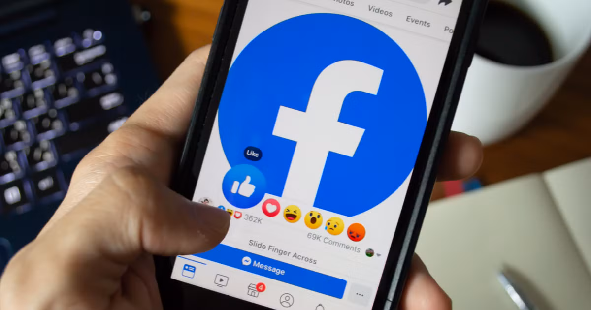 Năm 2004 (tức 35 năm sau khi Internet xuất hiện), Mark Zuckerberg đã thành lập mạng xã hội lớn nhất thế giới Facebook.