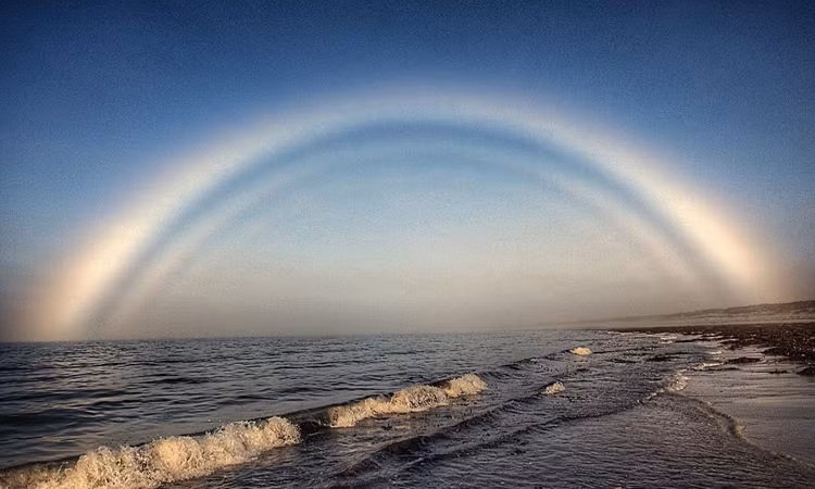 Thú vị hơn là hiện tượng này có thể xuất hiện vào ban đêm khi mặt trăng trên bầu trời tỏa sáng. Khi ấy, hiện tượng thú vị này được gọi là cầu vồng mặt trăng.