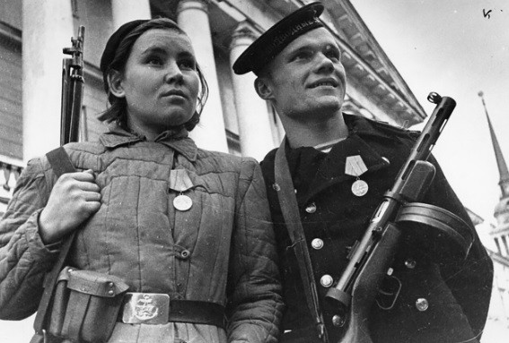 Những người lính Leningrad chắc tay súng bảo vệ thành phố thân yêu trước cuộc tấn công, vây hãm của quân Đức quốc xã.