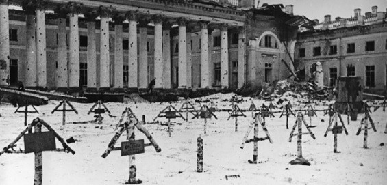 Một số tòa nhà ở Leningrad bị hư hại nghiêm trọng do trúng bom đạn của quân Đức quốc xã.