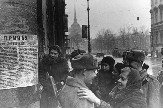 Binh sĩ và người dân vui mừng đọc thông báo của giới chức trách về việc Hồng quân Liên Xô đã đánh bại phát xít Đức, chấm dứt cuộc vây hãm Leningrad kéo dài 900 ngày. Bức ảnh được chụp năm 1944.