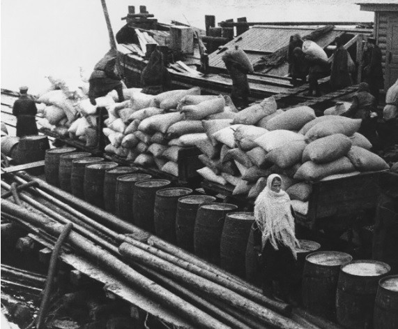 Hồng quân Liên Xô sử dụng tuyến đường đóng băng qua hồ Ladoga để tiếp tế lương thực, đạn dược... cho Leningrad trong cuộc chiến kéo dài 900 ngày đêm với quân địch.