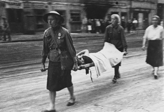 Người dân Leningrad hỗ trợ Hồng quân Liên Xô chăm sóc, sơ tán những người bị thương trong các cuộc tấn công của Đức quốc xã.
