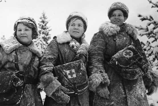 Nhiều phụ nữ ở Leningrad tham gia lực lượng y tế, hỗ trợ quân đội Liên Xô trong cuộc chiến bảo vệ quê hương.