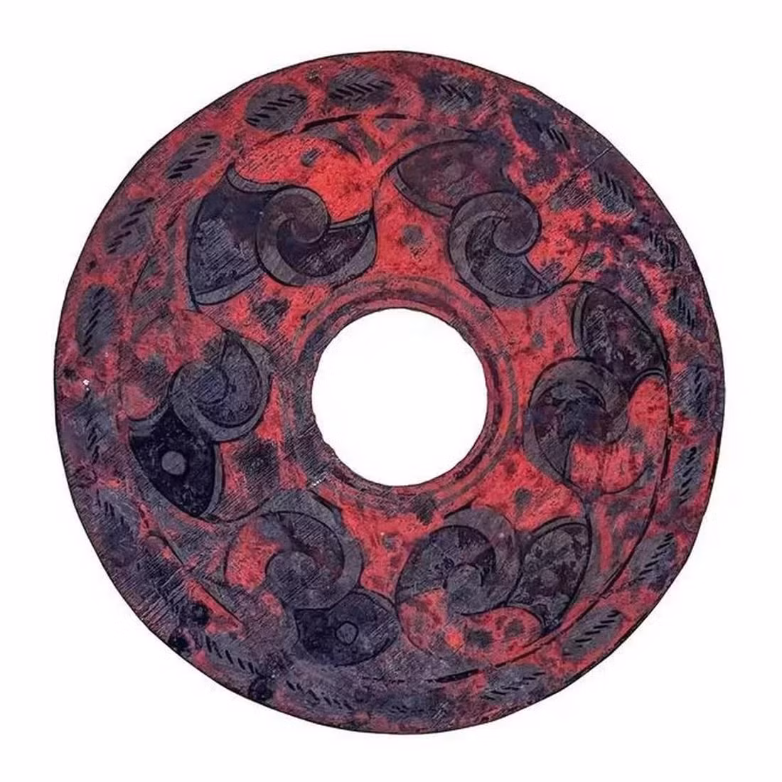 Theo các chuyên gia, một lớp bùn đã bít kín ngôi mộ. Khi mở nắp quan tài, họ phát hiện mộ cổ đầy nước trong vắt bên trong. Bùn và cát còn sót lại lắng đọng phía dưới đáy quan tài.