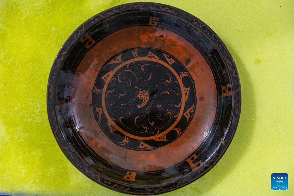 Tiếp đến, đoàn khảo cổ tìm được khoảng 600 cổ vật nguyên vẹn bên trong mộ. Trong số những hiện vật được tìm thấy, nổi bật là lịch Can chi - hệ thống lịch xác định giờ, ngày tháng của người Trung Quốc thời phong kiến. Loại lịch Can chi thường được người xưa khắc lên gỗ trước khi giấy ra đời.