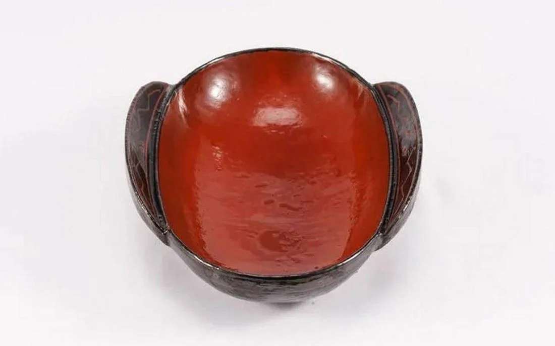 Sau khi hút hết nước ra khỏi ngôi mộ, các chuyên gia có phát hiện quan trọng. Đầu tiên, họ tìm thấy một tấm gỗ ghi thời điểm ngôi mộ được niêm phong là vào năm 193 trước Công nguyên.