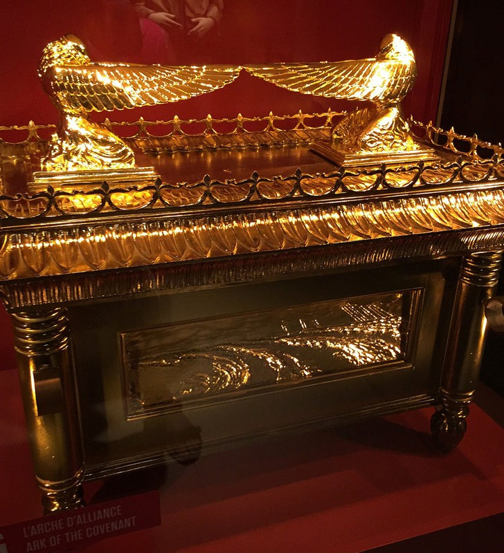 Trong suốt nhiều năm, hòm giao ước được lưu giữ, bảo quản tại thành phố Jerusalem, Israel. Tương truyền, khi lực lượng Babylon vây hãm, tấn công Jerusalem vào năm 607 trước Công nguyên, người Do Thái vội vã rời đi để lánh nạn và không kịp mang theo hòm giao ước quý hiếm.