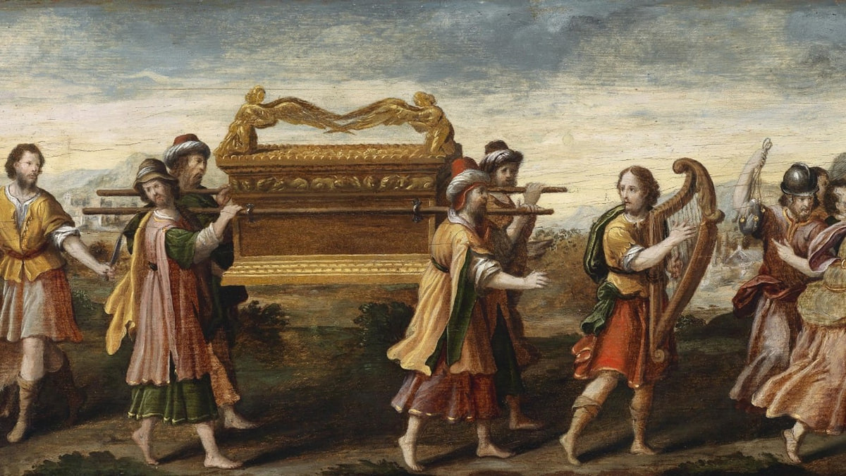 Thêm nữa, hòm giao ước được trang trí vô cùng công phu với những hoa văn tinh xảo. Cụ thể, trên nắp hòm có 2 bức tượng bằng vàng tạc hình thiên sứ hộ giá mặt đối mặt với nhau trong tư thế đang quỳ, đầu cúi gằm và dang rộng đôi cánh.