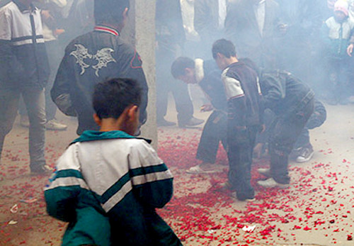 Trẻ em tìm kiếm những quả pháo điếc bị tịt ngòi để chơi.