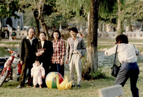 Một gia đình 3 thế hệ cùng nhau đi du xuân dịp Tết âm lịch. Vào dịp này, các "phó nháy" tất bật chụp và trả ảnh cho khách.