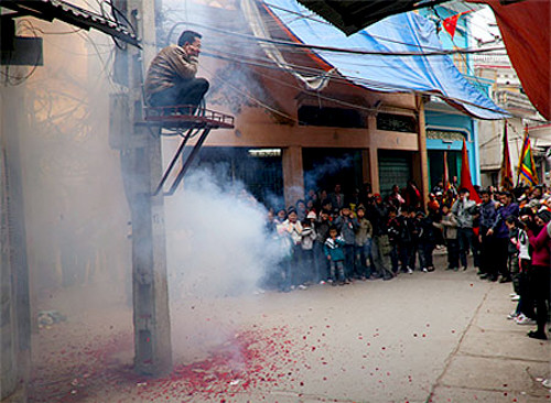 Vào dịp Tết Nguyên đán, người dân đốt pháo đón chào năm mới.