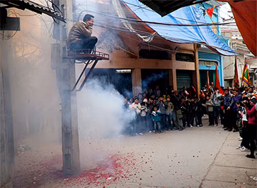 Vào dịp Tết Nguyên đán, người dân đốt pháo đón chào năm mới.