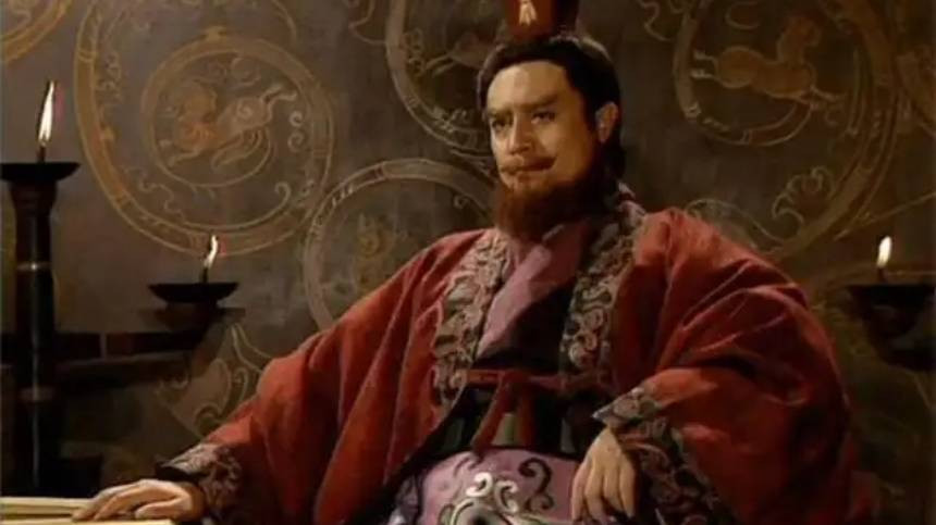 Tháng 10 năm 220, Tào Phi tự xưng là Ngụy Hoàng Đế và trở thành vị vua đầu tiên của nhà Tào Ngụy. Dù Tào Phi thành công soán ngôi nhà Hán nhưng nhà Tào Ngụy chỉ tồn tại được 45 năm. Đây là con số khá thấp so với các triều đại khác trong lịch sử phong kiến Trung Quốc.