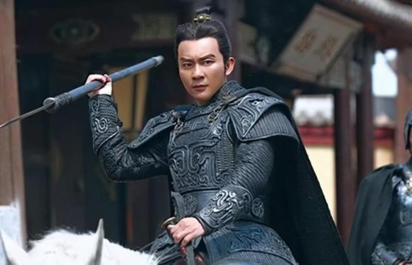 Khi trở thành Ngụy thế tử, Tào Phi rất vui và hỏi với Tân Bì: "Anh Tân biết ta vui gì chăng?". Tân Bì kể lại điều này với Tân Hiến Anh. Theo đó, mỹ nhân này liền nói: "Thế tử là người thay quân vương làm chủ tông miếu xã tắc. Thay thế nhà vua không thể không lo, làm chủ đất nước không thể không sợ, nên lo mà vui, sao được lâu dài! Nhà Ngụy sẽ không thịnh chăng?".