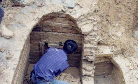 Ông tên là Lưu Quảng Kiến sống ở huyện Phong, thuộc địa cấp thị Từ Châu, tỉnh Giang Tô, Trung Quốc đã quyết định đào mộ chôn cất mẹ ở khu mộ của tổ tiên sau khi bà qua đời. Theo đó, ông vô tình phát hiện “mộ trong mộ” hiếm gặp. Ảnh: Kknews