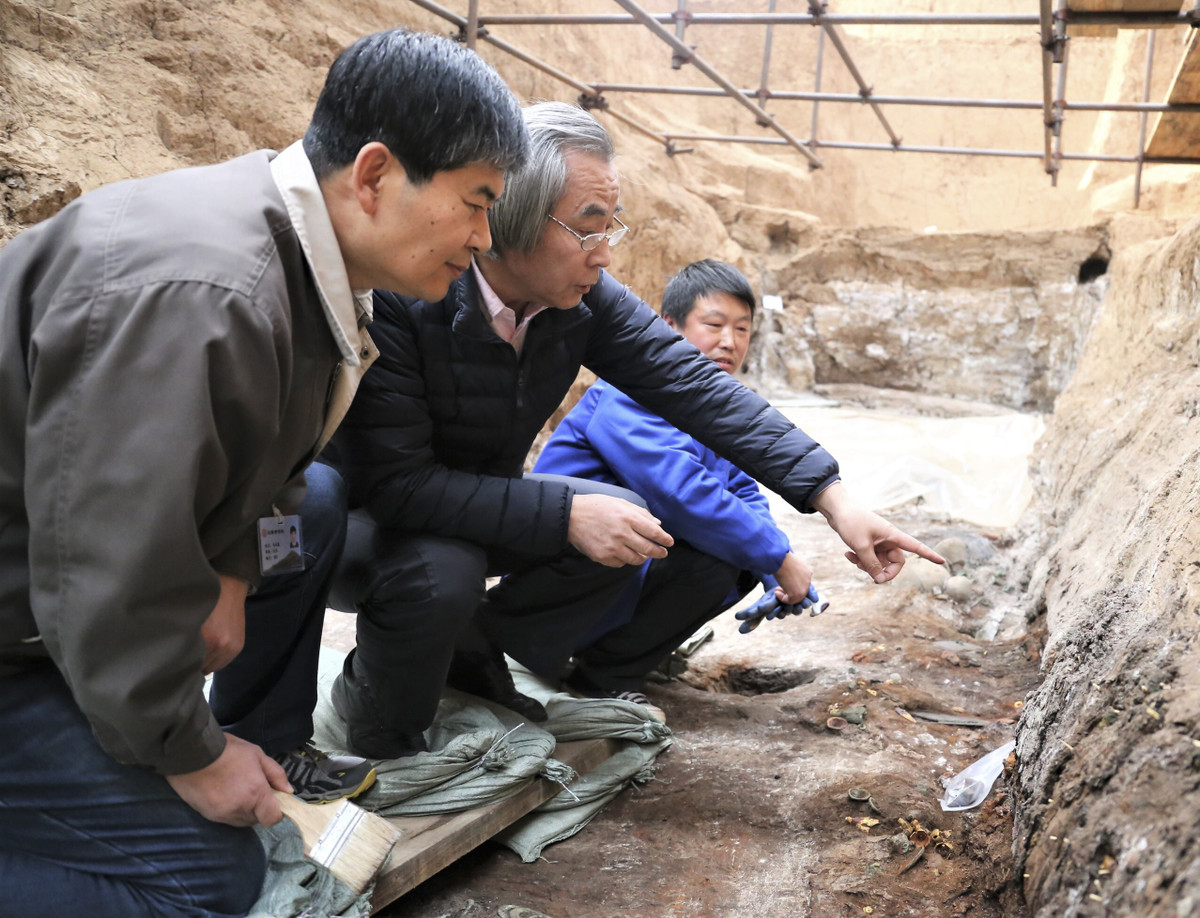 Về sau, chính quyền địa phương cấp một mảnh đất khác và hỗ trợ ông Lưu di dời phần mộ của tổ tiên để tiếp tục cuộc khai quật và bảo vệ ngôi mộ cổ. Những hiện vật tìm thấy trong mộ cổ này được xếp loại di tích văn hóa cấp 2 của Trung Quốc và trưng bày tại Bảo tàng Từ Châu. Ảnh minh họa.