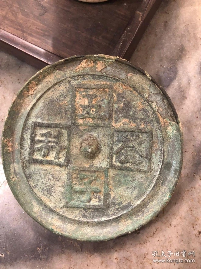 Tin tức ông Lưu đào trúng một ngôi mộ cổ nhanh chóng lan rộng. Một số người cho rằng bên dưới mộ cổ đó có nhiều đồ tùy táng giá trị nên đề nghị mua lại khu mộ cổ của gia đình với giá cao. Tuy nhiên, ông Lưu nhất quyết từ chối những lời đề nghị hấp dẫn đó. Ông quyết định thông báo sự việc với cơ quan chức năng, bao gồm Cục Di tích Văn Hóa tỉnh Giang Tô. Ảnh: Kknews.