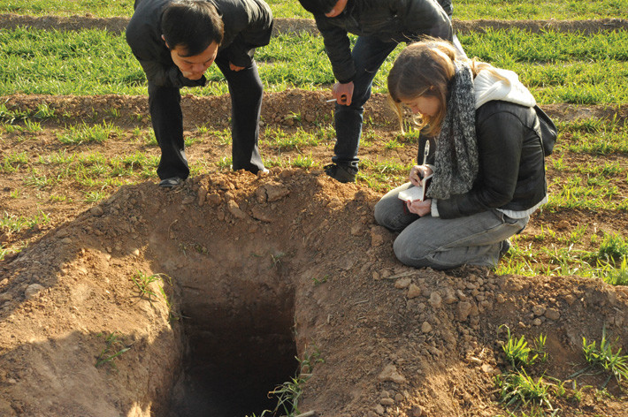 Vì vậy, các chuyên gia khảo cổ đã tới hiện trường, kiểm tra và tiến hành cuộc khai quật. Họ liên hệ với cảnh sát địa phương nhằm bảo vệ mộ cổ. Ảnh minh họa.