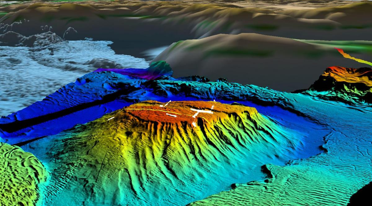 Hẻm núi Eratosthenes nằm ở vùng sâu của lưu vực Levant gần ngọn núi ngầm Eratosthenes, cách quốc đảo Síp khoảng 120 km về phía nam và cách bờ biển phía tây của Israel 250 km về phía tây bắc.