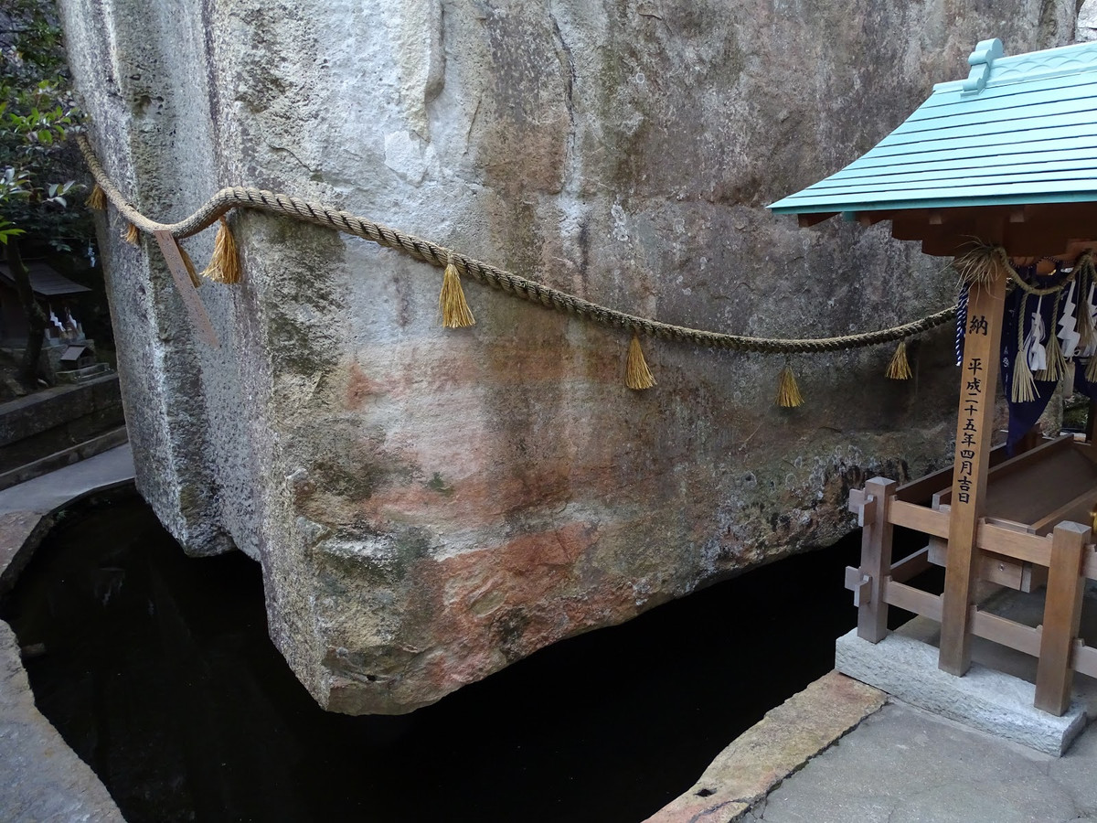 Trong tiếng Nhật, tên của cự thạch Ishi-no-Hoden có nghĩa là "sảnh kho báu bằng đá". Theo các chuyên gia, tảng đá khổng lồ có hình dáng khá giống một tivi cũ. Nhiều người không khỏi ngỡ ngàng khi nhìn thấy hòn đá như đang lơ lửng bên trên một hồ nước.