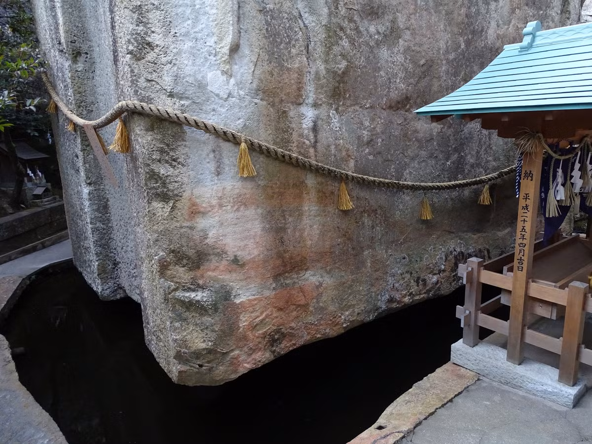 Trong tiếng Nhật, tên của cự thạch Ishi-no-Hoden có nghĩa là "sảnh kho báu bằng đá". Theo các chuyên gia, tảng đá khổng lồ có hình dáng khá giống một tivi cũ. Nhiều người không khỏi ngỡ ngàng khi nhìn thấy hòn đá như đang lơ lửng bên trên một hồ nước.