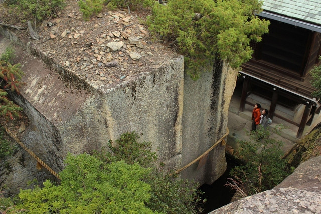 Dù cố gắng tìm kiếm những ghi chép, sử liệu nhưng các chuyên gia chưa thể xác định thời điểm chính xác mà cự thạch Ishi-no-Hoden xuất hiện. Họ chỉ tìm thấy những thông tin ít ỏi về việc cự thạch bí ẩn này được nhiều người dân ở thời kỳ Nara (710 - 794) biết đến.