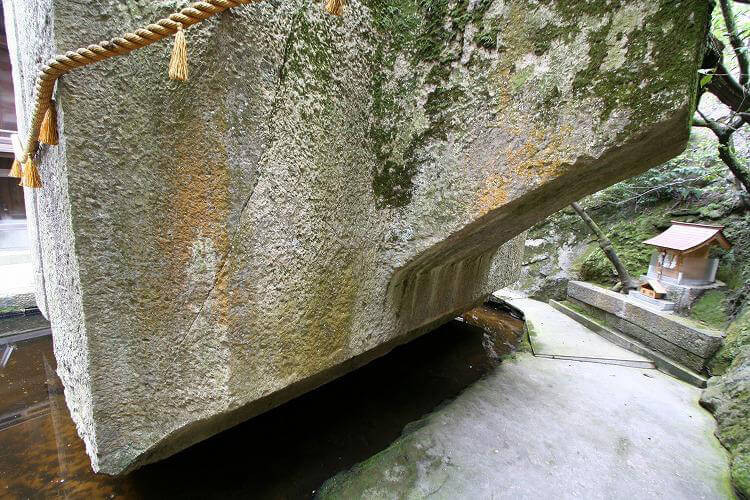 Theo nghiên cứu của các chuyên gia, cự thạch Ishi-no-Hoden được chạm khắc từ hyaloclastite. Đây là một loại đá ngậm nước giàu thủy tinh được hình thành trong quá trình phun trào núi lửa dưới nước hoặc dưới băng cách đây khoảng 70 triệu năm.