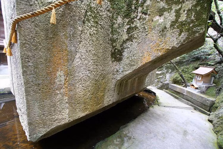 Theo nghiên cứu của các chuyên gia, cự thạch Ishi-no-Hoden được chạm khắc từ hyaloclastite. Đây là một loại đá ngậm nước giàu thủy tinh được hình thành trong quá trình phun trào núi lửa dưới nước hoặc dưới băng cách đây khoảng 70 triệu năm.