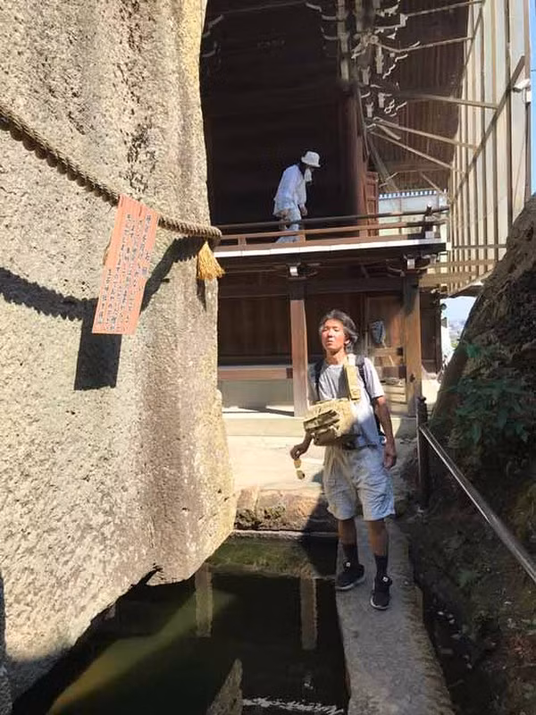 Kỳ bí hơn, hồ nước bên dưới cự thạch khổng lồ không bao giờ khô cạn ngay cả khi Nhật Bản xảy ra hạn hán nghiêm trọng kéo dài. Vì vậy, các nhà khoa học càng tò mò hơn về nó.