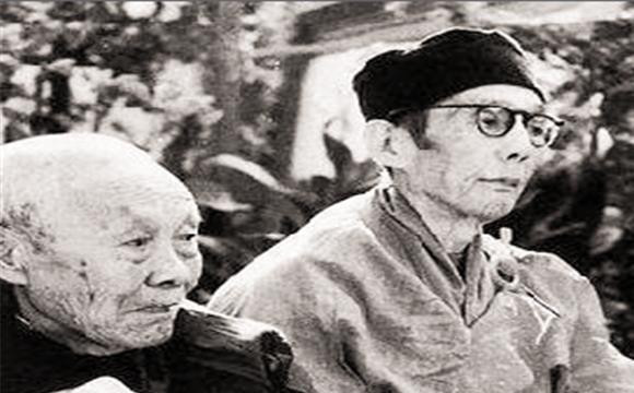 Tiếp đến, hoạn quan Tôn Diệu Đình tiết lộ các phi tần trong hậu cung sống cực kỳ xa hoa dù dân chúng sống trong cảnh khốn khó. Họ không tự mình động tay làm việc gì. Từ tắm gội, thay quần áo... luôn có cung nữ, thái giám hầu hạ họ từng việc một.