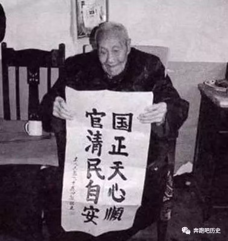 Đặc biệt, cung nữ, thái giám luôn phải phục vụ cẩn thận chủ nhân, bao gồm cả việc phải quỳ xuống đất, không được phép nhìn thẳng vào mặt họ trong lúc làm việc để bày tỏ sự cung kính.