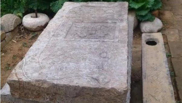 Người đàn ông nhanh chóng đào nó ra, lau sạch bụi bẩn bám trên hiện vật và nhận ra đó là một món đồ trang sức được chế tác bằng vàng.