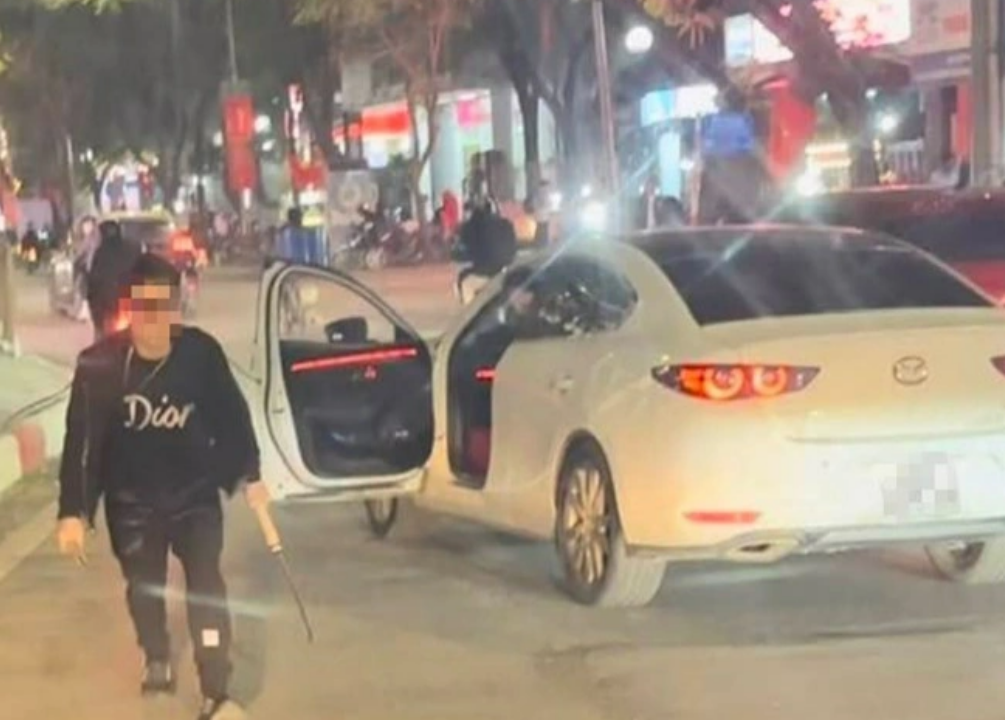 Xác minh vụ thanh niên xe Mazda 3, cầm dao chém lốp xe buýt Xac minh vu thanh nien xe Mazda 3, cam dao chem lop xe buyt