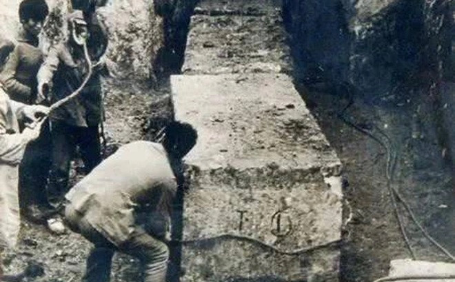 Sau khi tới hiện trường, các chuyên gia khảo cổ bắt tay vào nghiên cứu, đo đạc, kiểm tra và xác định đó thực sự là nơi yên nghỉ của một vị vua nước Sở. Đó chính là Sở Nguyên Vương - Lưu Giao.