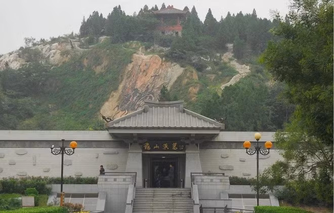 Sở Nguyên Vương là vị vua thứ hai của nước Sở và là em trai của Hán Cao Tổ Lưu Bang. Do có những đóng góp to lớn khi cùng Lưu Bang chinh chiến, giành thiên hạ nên sau này Lưu Giao được sắc phong là Sở vương.