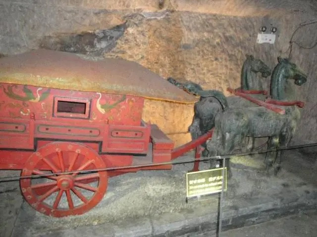 Nhóm chuyên gia cho hay do là nơi an nghỉ của Sở Nguyên Vương nên diện tích của lăng mộ lên tới hơn 700 m2. Khi tiến vào bên trong lăng mộ, họ vô cùng kinh ngạc khi tận mắt nhìn thấy một cung điện hoàn chỉnh nằm dưới lòng đất.