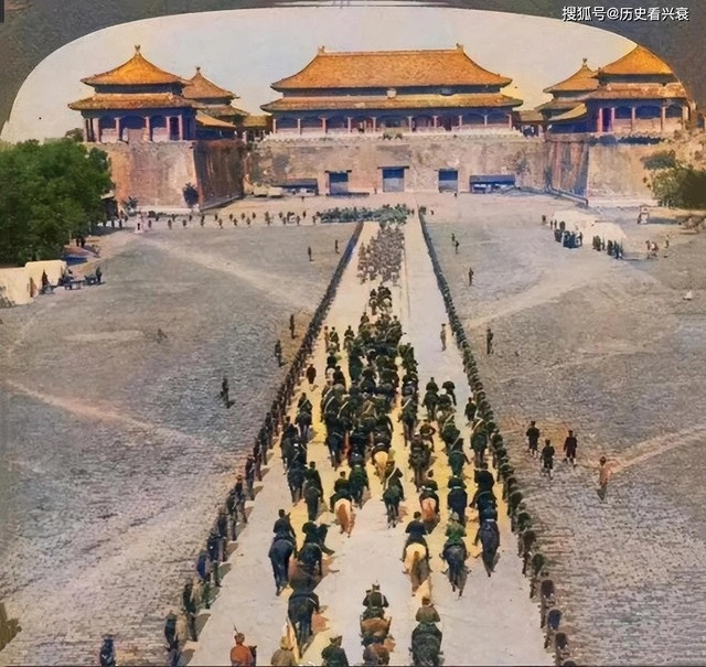 Liên quân 8 nước tổ chức cuộc duyệt binh ở Tử Cấm Thành.