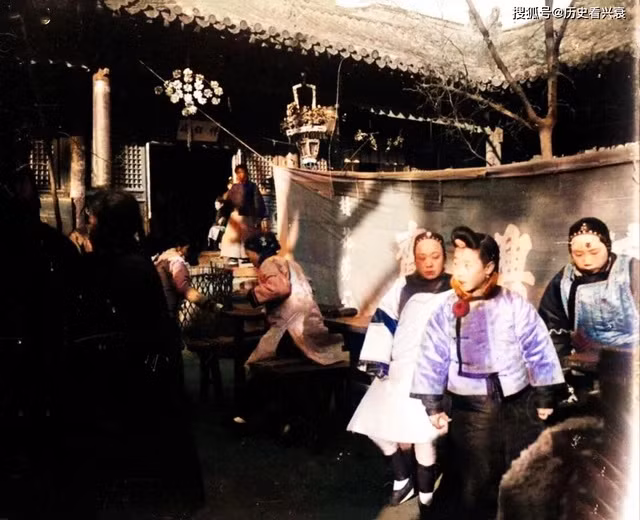 Một quán ăn tấp nập khách ra vào.