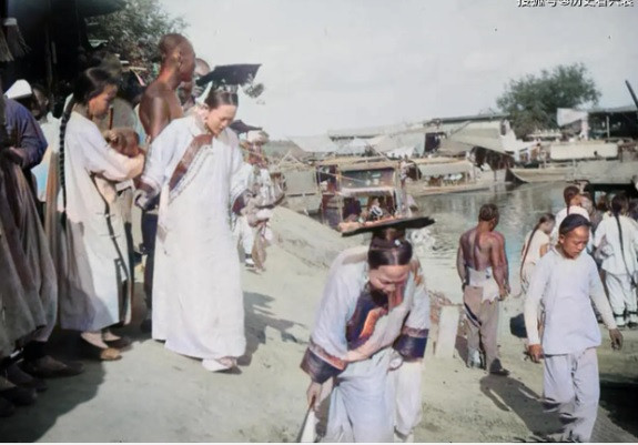 Nhiều người dân thời nhà Thanh xếp hàng chuẩn bị lên thuyền.