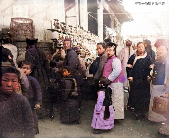 Những sạp hàng bày bán đồ thủ công thu hút đông người dân tới xem, hỏi mua.