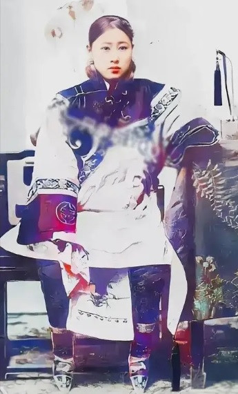 Một thiếu nữ vô cùng xinh đẹp thời nhà Thanh với đôi chân bé xíu do thực hiện tập tục bó chân.