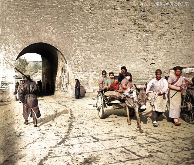 Những cỗ xe do ngựa, lừa... kéo dùng để chở người, hàng hóa khá phổ biến dưới thời nhà Thanh.