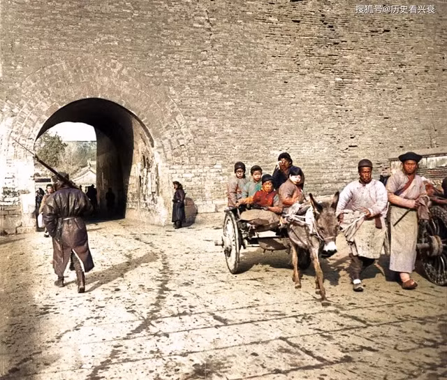 Những cỗ xe do ngựa, lừa... kéo dùng để chở người, hàng hóa khá phổ biến dưới thời nhà Thanh.