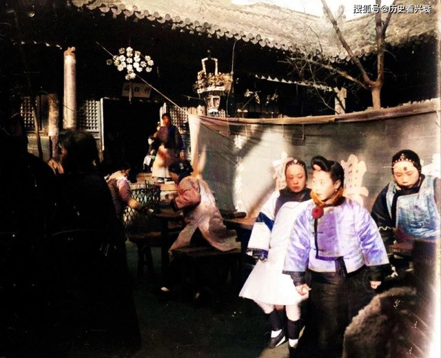 Một quán ăn tấp nập khách ra vào.