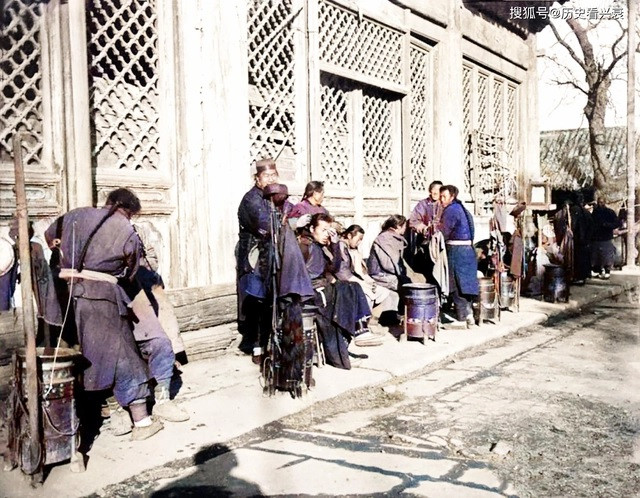 Nhiều nam giới sống vào cuối thời nhà Thanh cắt tóc trên đường phố.