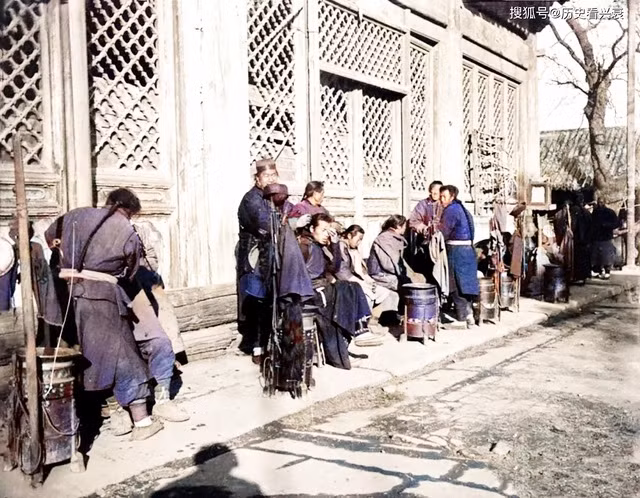 Nhiều nam giới sống vào cuối thời nhà Thanh cắt tóc trên đường phố.