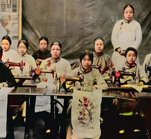 Những thiếu nữ thời nhà Thanh sử dụng máy may để may quần áo.